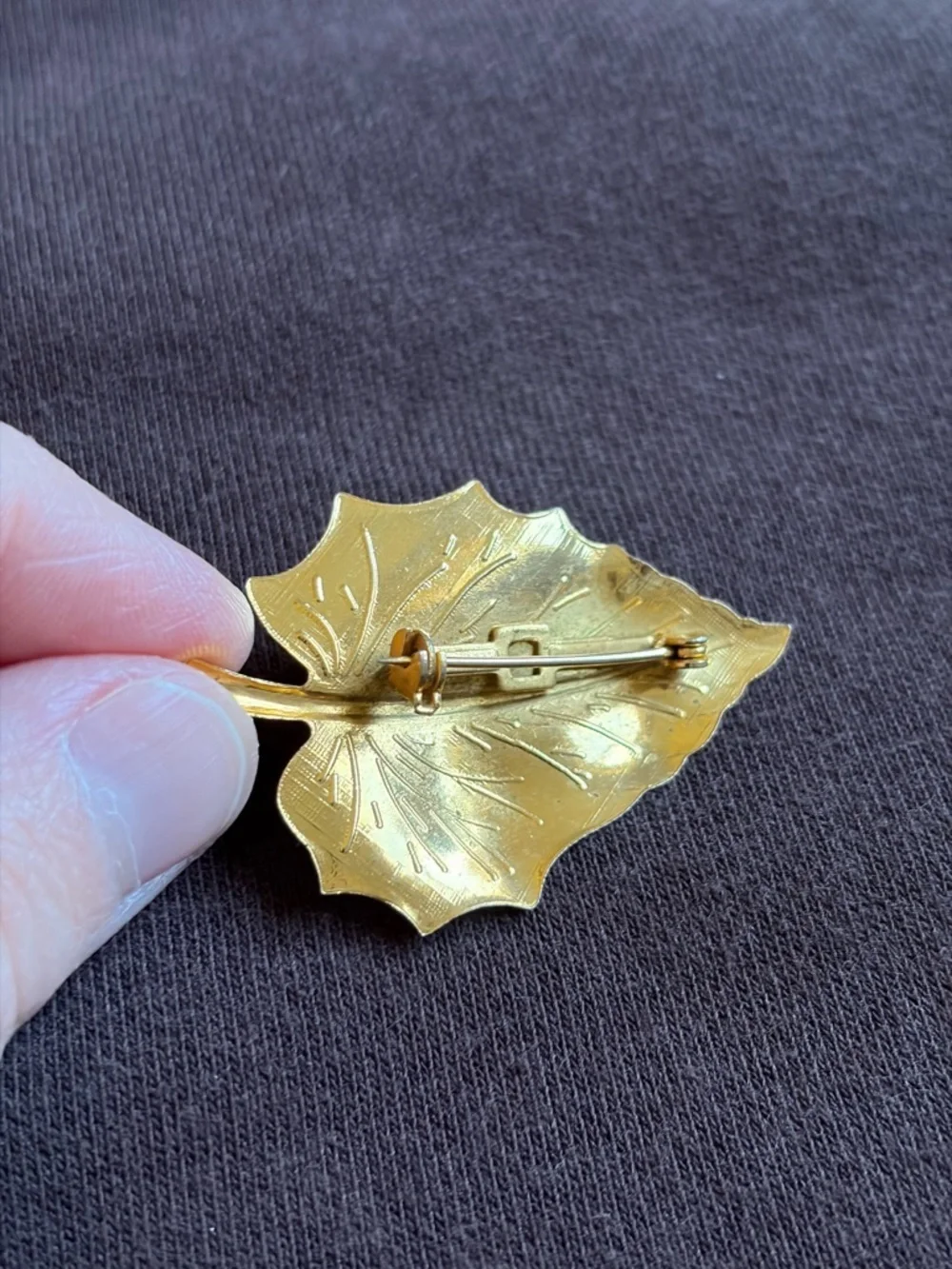 Vintage Gold Tone Small Leaf Brooch Botanical Pin